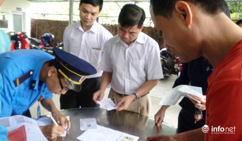 Ngày đầu miễn phí BOT Bến Thủy, nhiều chủ phương tiện vẫn chưa làm xong thủ tục - ảnh 1