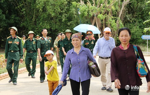 Khu di tích Kim Liên đón hàng ngàn lượt khách ngày đầu nghỉ lễ - ảnh 8