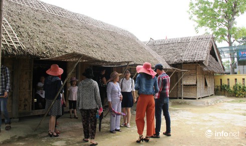 Khu di tích Kim Liên đón hàng ngàn lượt khách ngày đầu nghỉ lễ - ảnh 13