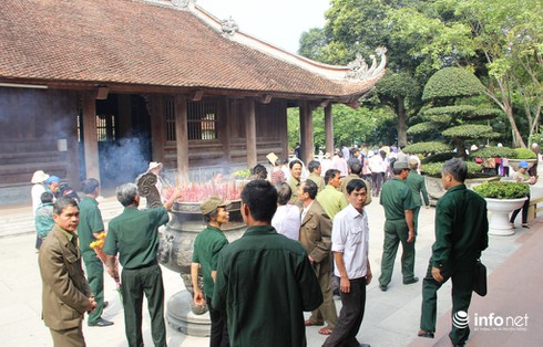 Khu di tích Kim Liên đón hàng ngàn lượt khách ngày đầu nghỉ lễ - ảnh 2