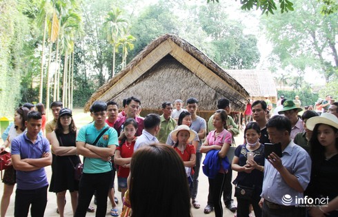 Khu di tích Kim Liên đón hàng ngàn lượt khách ngày đầu nghỉ lễ - ảnh 9