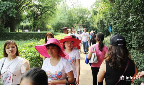 Khu di tích Kim Liên đón hàng ngàn lượt khách ngày đầu nghỉ lễ - ảnh 1