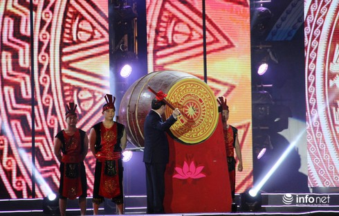 Chủ tịch nước đánh trống khai hội mùa du lịch biển Cửa Lò năm 2017 - ảnh 5