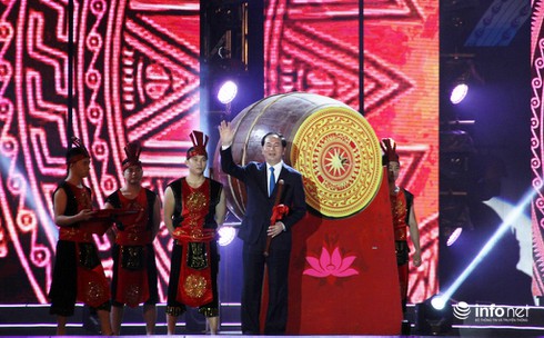 Chủ tịch nước đánh trống khai hội mùa du lịch biển Cửa Lò năm 2017 - ảnh 1