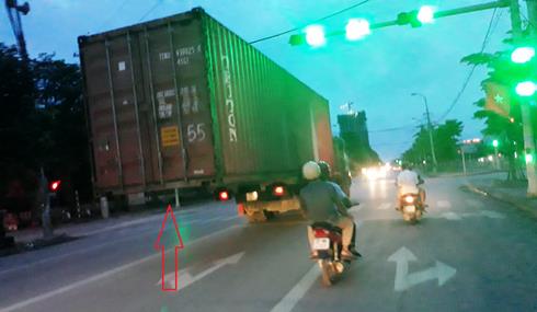 Clip: Hãi hùng thùng xe container không có giá đỡ, đong đưa trên đường - ảnh 1