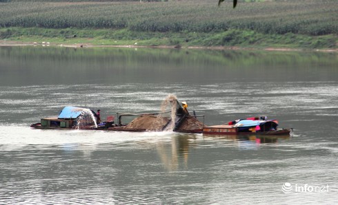 Bắt quả tang 2 tàu hút cát, sỏi trái phép trên sông Lam - ảnh 1