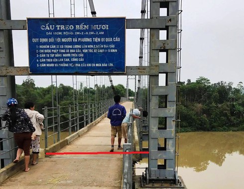 Nghệ An: Lốc xoáy 'thổi' lệch cầu treo, hàng chục ha cao su gãy đổ - ảnh 3