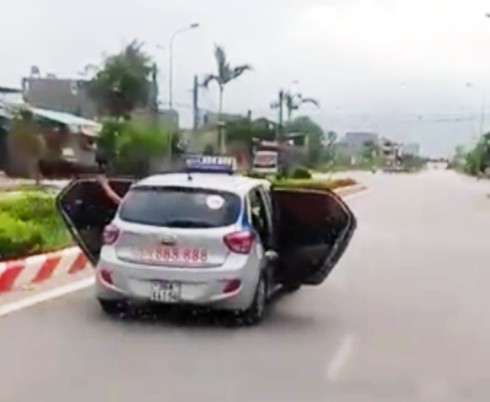 Thông tin bất ngờ về chiếc taxi mở 2 cửa phóng vun vút trên đường - ảnh 1