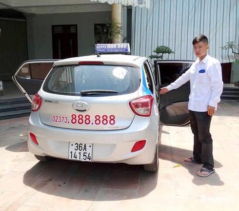 Thông tin bất ngờ về chiếc taxi mở 2 cửa phóng vun vút trên đường - ảnh 3