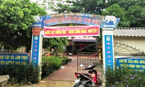 Nghệ An: Nghi trường dùng gà dịch, phụ huynh kéo đến phản đối - ảnh 1