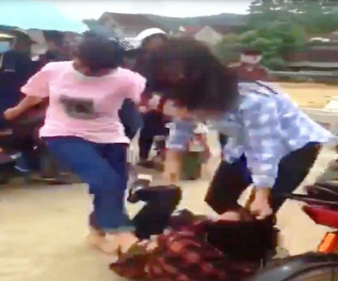 Nghệ An: Lại thêm 2 nữ sinh đánh bạn dã man - ảnh 2