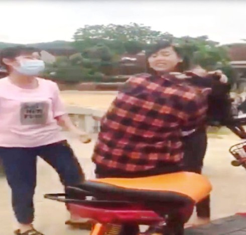 Nghệ An: Mâu thuẫn tình cảm, 2 học sinh xông vào đánh bạn dã man - ảnh 2