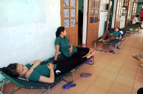 Nghệ An: Sau bữa ăn trưa, 50 công nhân nhập viện cấp cứu - ảnh 1