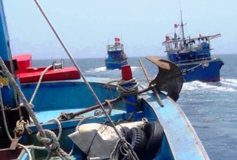 Nghệ An: Hai tàu cá lai dắt tàu gặp nạn cùng 18 ngư dân vào bờ an toàn - ảnh 1
