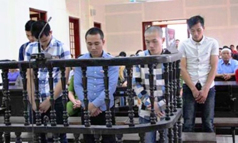 Nhóm trai làng chèn ép xe máy khiến thiếu nữ tử vong bị phạt tù - ảnh 1