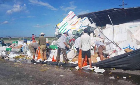 Kinh hoàng xe tải nổ lốp, ủi bay hơn 20 mét lan can giữa đường - ảnh 3