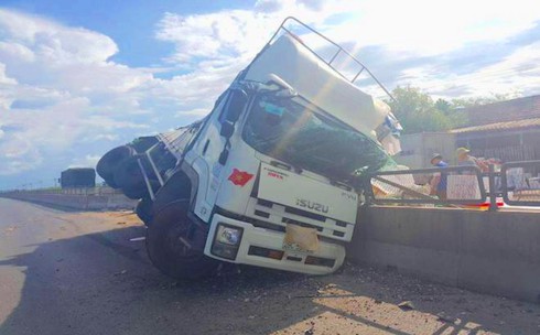 Kinh hoàng xe tải nổ lốp, ủi bay hơn 20 mét lan can giữa đường - ảnh 1