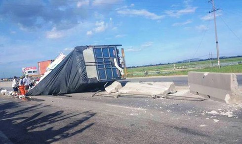 Kinh hoàng xe tải nổ lốp, ủi bay hơn 20 mét lan can giữa đường - ảnh 2