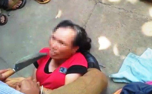 Người dân dí dao vào cổ để