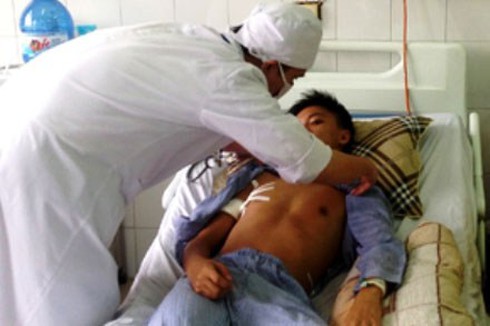 Khởi tố nhóm côn đồ chém trọng thương 5 học sinh - ảnh 1