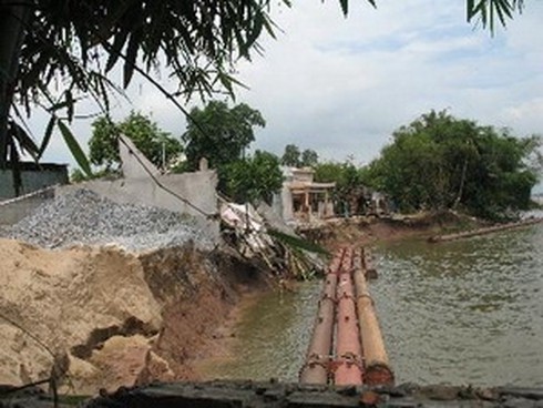 Long An: Cần di dời 300 hộ dân trong vùng sạt lở - ảnh 1