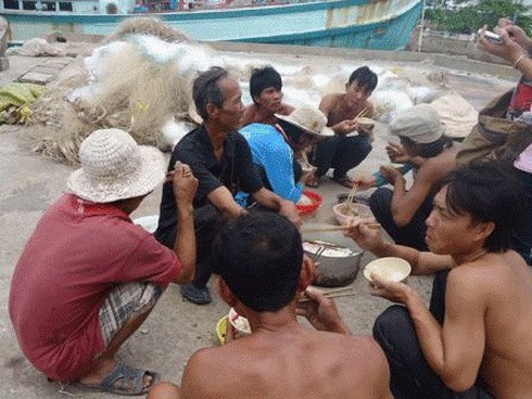 Một bữa trưa của ngư phủ trên đất liền.