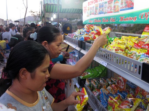 Sôi động các phiên chợ hàng Việt về nông thôn - ảnh 1