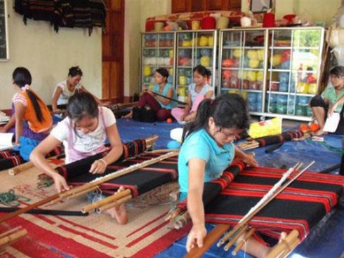 Cần đa dạng loại hình dạy nghề giúp nông dân miền núi - ảnh 1