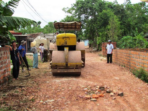 Dân góp tiền làm đường nông thôn - ảnh 1