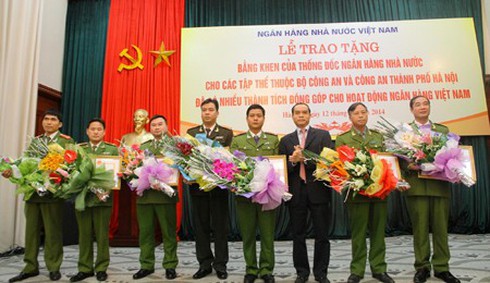 Khen thưởng các đơn vị công an trong đấu tranh với tội phạm ngân hàng - ảnh 1