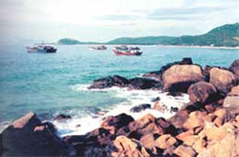 Quảng Ngãi hấp dẫn du khách với nhiều bãi biển đẹp - ảnh 1