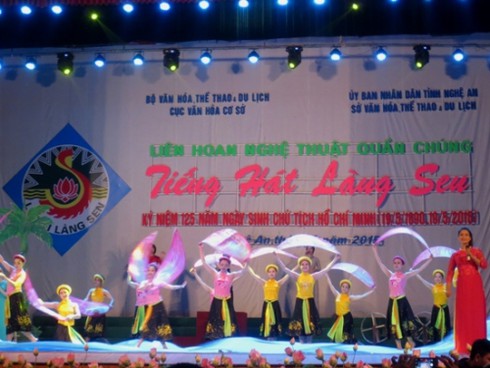 Liên hoan Nghệ thuật quần chúng Tiếng hát Làng Sen 2015 - ảnh 1