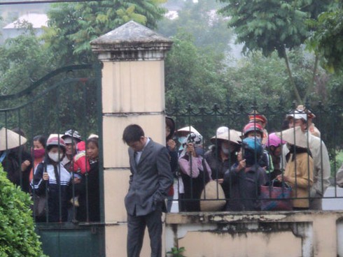 Xử côn đồ đánh người ở Văn Giang: Người dân bỏ cả công việc theo dõi phiên tòa - ảnh 2