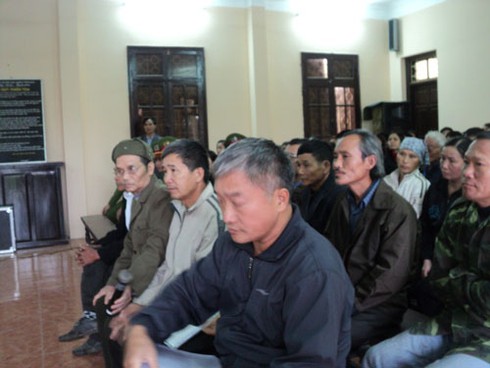 Xử côn đồ đánh người ở Văn Giang: Người dân bỏ cả công việc theo dõi phiên tòa - ảnh 4