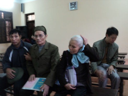 Xử côn đồ đánh người ở Văn Giang: Người dân bỏ cả công việc theo dõi phiên tòa - ảnh 3