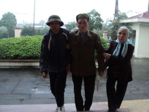 Xử côn đồ đánh người ở Văn Giang: Người dân bỏ cả công việc theo dõi phiên tòa - ảnh 1