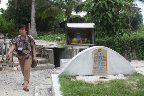 Biển Đông: Những ngôi mộ trên đảo đẹp bậc nhất Trường Sa - ảnh 2