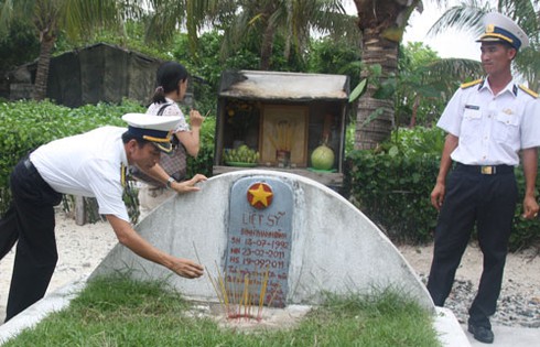 Biển Đông: Những ngôi mộ trên đảo đẹp bậc nhất Trường Sa - ảnh 1