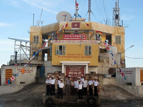 Biển Đông: Hải đăng tỏa sáng trên hòn đảo phòng thủ của Trường Sa - ảnh 1