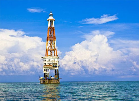 Biển Đông: Hải đăng tỏa sáng trên hòn đảo phòng thủ của Trường Sa