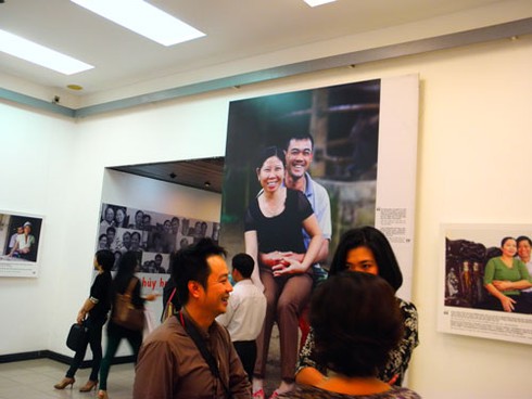 Triển lãm ảnh chủ đề “chung tay chấm dứt bạo lực gia đình” - ảnh 1
