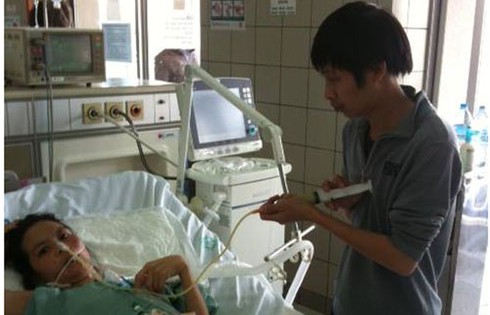 Cảm động người chồng 5 năm tận tụy chăm vợ bệnh - ảnh 1