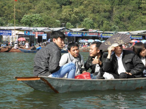 Lễ hội chùa Hương: Du khách hào hứng hành hương - ảnh 16
