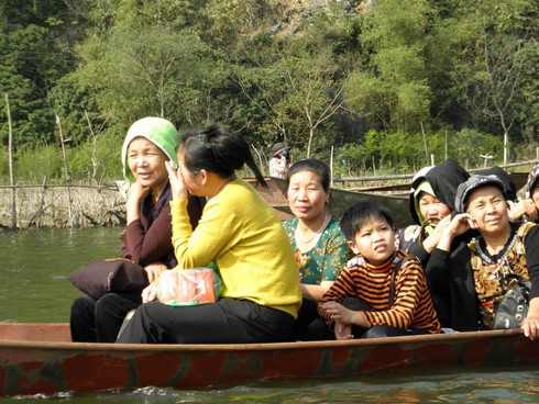 Lễ hội chùa Hương: Du khách hào hứng hành hương - ảnh 13