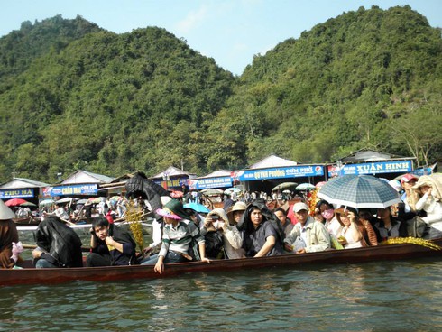 Lễ hội chùa Hương: Du khách hào hứng hành hương - ảnh 11