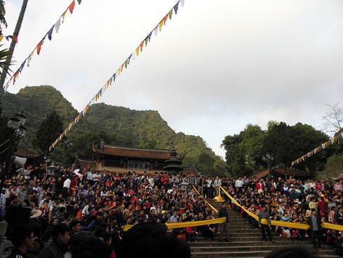 Lễ hội chùa Hương: Du khách hào hứng hành hương - ảnh 1