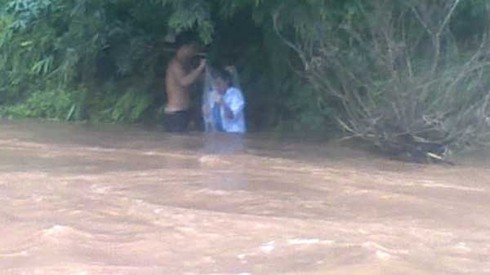 Cô giáo chui túi nilon qua suối:Vượt quá trí tưởng tượng của bất kỳ ai - ảnh 1