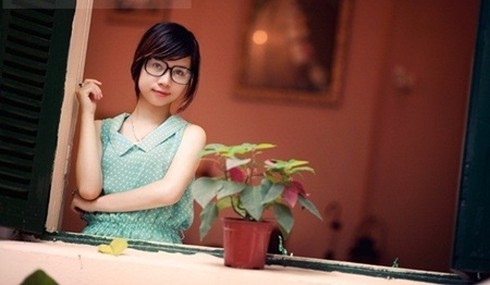 Clip cô giáo chui túi nilon qua suối: Hãy làm gì đi chứ? - ảnh 1