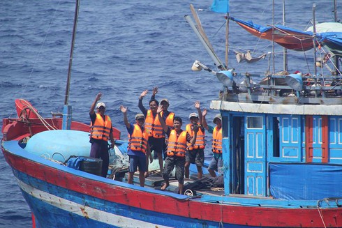 Trao 500 suất học bổng cho con em ngư dân, cảnh sát biển và kiểm ngư - ảnh 1