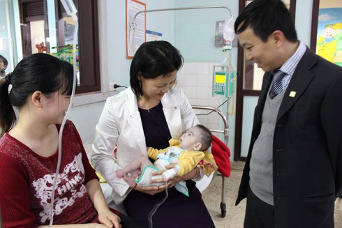 Cháu bé không hậu môn cần sự giúp đỡ - ảnh 1